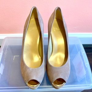 Never Worn Stuart Weitzman Anna Wedge Pump in Haze